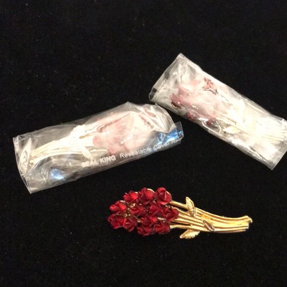 Pretty vintage dozen roses brooch. Three included with listing marked W rose pin - Picture 1 of 8